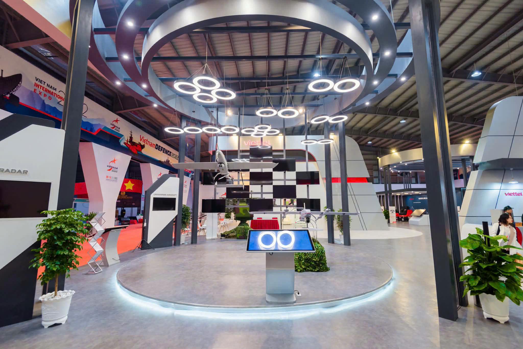 Central product plinth and interactive display