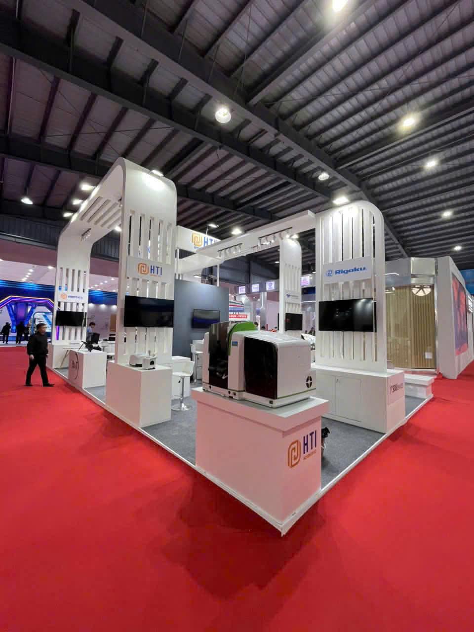 HTI — corner stand