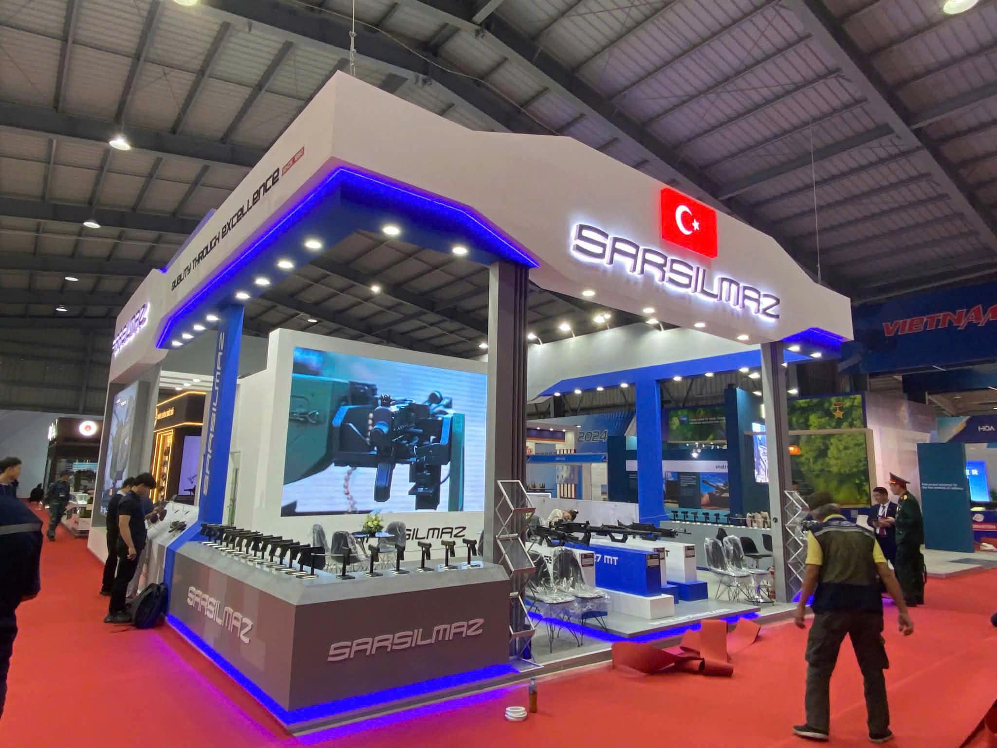 Sarsilmaz (Türkiye) — island stand with LED wall and product display