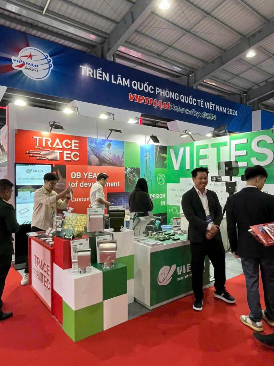 Trace Tec & Vietes — twin shell-scheme stands